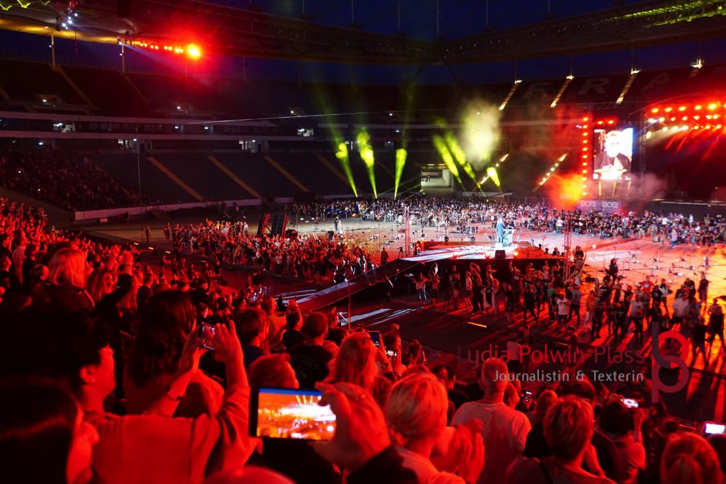 Weltrekord Uber 1000 Musiker Rockten Gemeinsam Das Stadion Fotostrecke Metalogy weltrekord uber 1000 musiker rockten